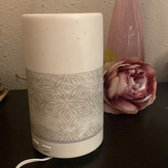 π Gorgeous Ceramic essential oil diffuser mist & light - 2 settings - like new π - Picture 2 of 4